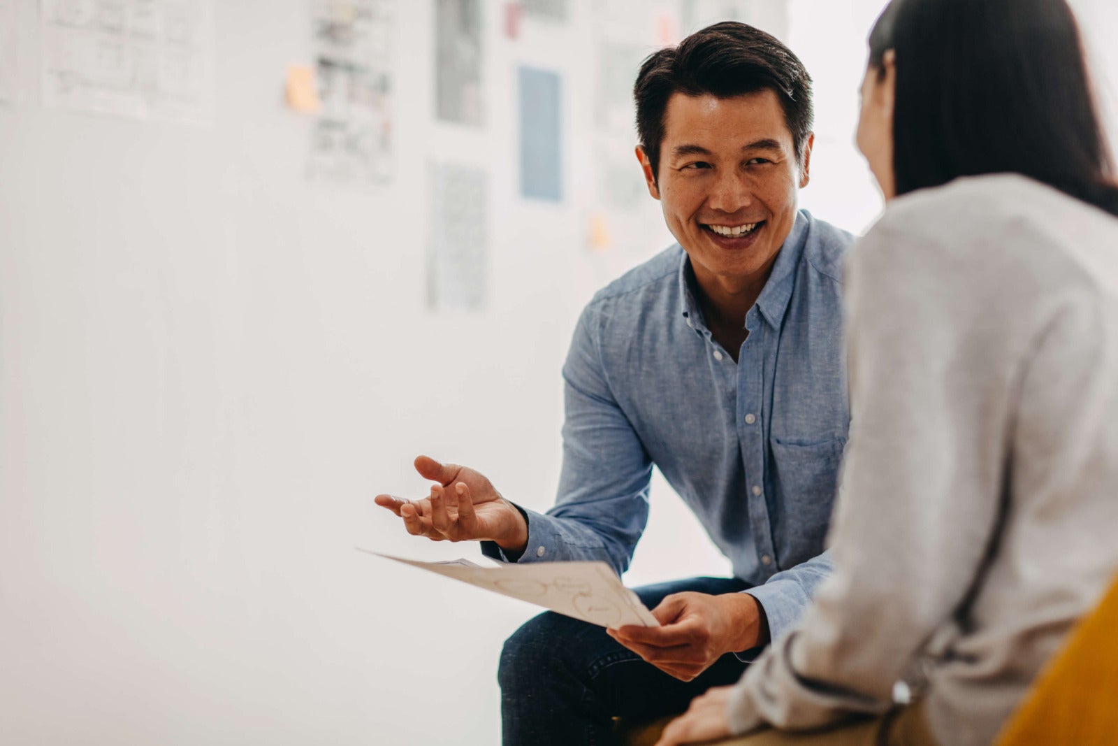 people manager consults with direct report in one on one chat